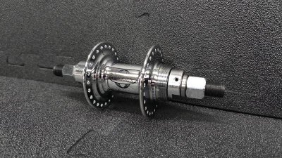 NOS &Kappa;έ&nu;&tau;&rho;&omicron; &Omicron;&pi;ί&sigma;&theta;&iota;&omicron; Chosen &Alpha;&lambda;&omicron;&upsilon;&mu;&iota;&nu;ί&omicron;&upsilon; &mu;&epsilon; &kappa;&lambda;&epsilon;&iota;&sigma;&tau;ά &rho;&omicron;&upsilon;&lambda;&epsilon;&mu;ά&nu; Rear Hub w/ Sealed Bearings Chrome 14mm - 48H